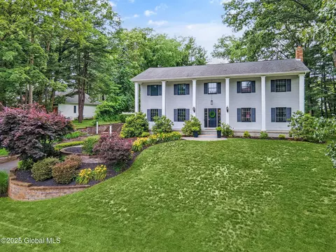 13 Tulip Tree Ln, Niskayuna, NY 12309
