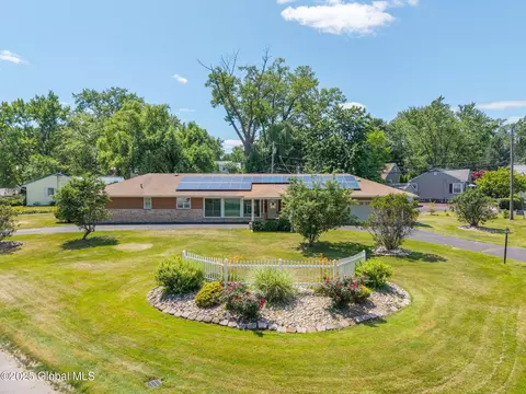 7 Old Mohawk Pl, Latham, NY 12110