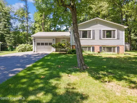 26 Grissom Dr, Clifton Park, NY 12065