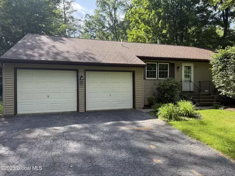 19 Timberlane Dr, Gansevoort, NY 12831