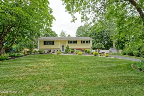5 Panarama Ct, Clifton Park, NY 12065
