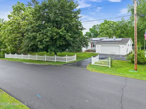 9 Imperial Ln, Stuyvesant, NY 12173