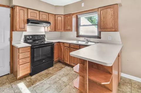 Kitchen - 954 Obrien Ave, Schenectady, NY 12303 photo 2 of 4