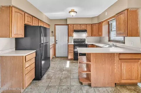 Kitchen - 954 Obrien Ave, Schenectady, NY 12303 photo 3 of 4