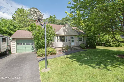 33 Woodside Dr, Glenville, NY 12302