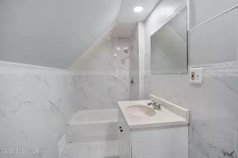 Bath - 434 Cedar St, Schenectady, NY 12306 photo 3 of 4