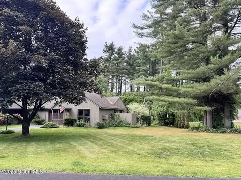 7 Queen Ann Ct, Queensbury, NY 12804