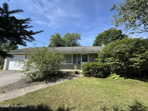 16 Henry St, Warrensburg, NY 12885