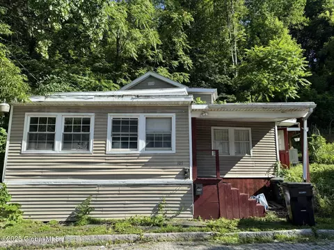 107 Old Mill St, Troy, NY 12180