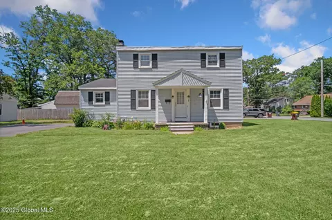 2 Bartlett Pl, Glenville, NY 12302