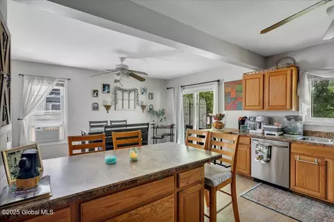 143 Manchester Rd, Schenectady, NY 12304 photo 18