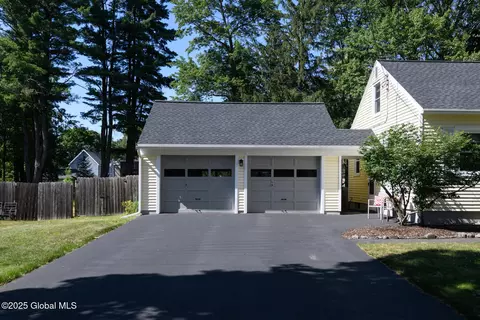 23 Mcmillen Pl, Delmar, NY 12054 photo 4