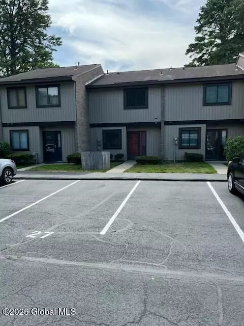 27 Point Of Woods Dr, Albany, NY 12203
