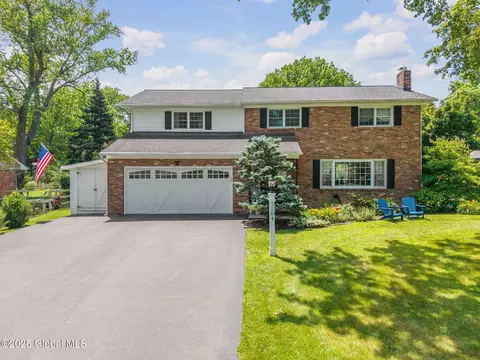 2284 Preisman Dr, Niskayuna, NY 12309