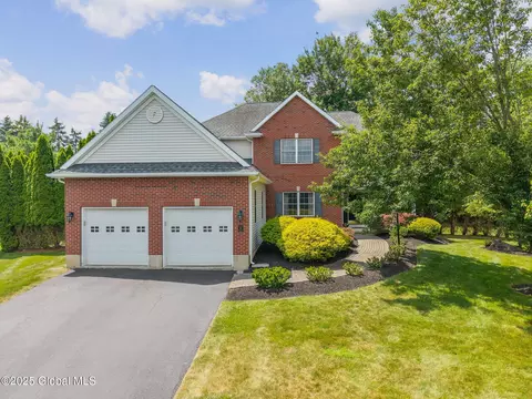 16 Callaway Cir, Loudonville, NY 12211