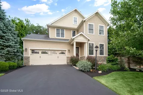 21 Beacon Dr, Watervliet, NY 12189