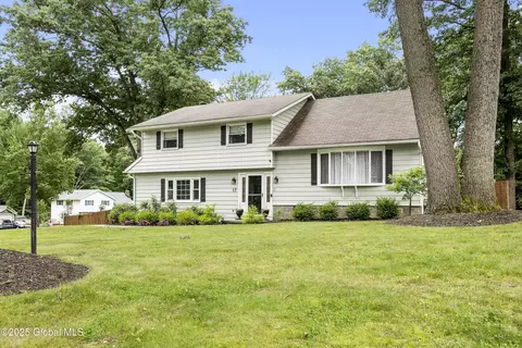 17 Settlers Ln, Ballston Lake, NY 12019