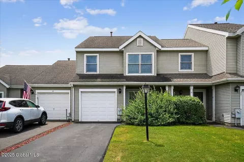 35 Justine Ct, Rensselaer, NY 12144