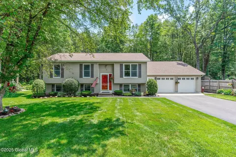 25 Mockingbird Ln, Queensbury, NY 12804