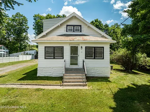 18 Orchard Ter, Wynantskill, NY 12198