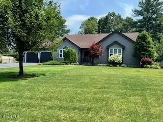 19 Pinion Pine Ln, Queensbury, NY 12804