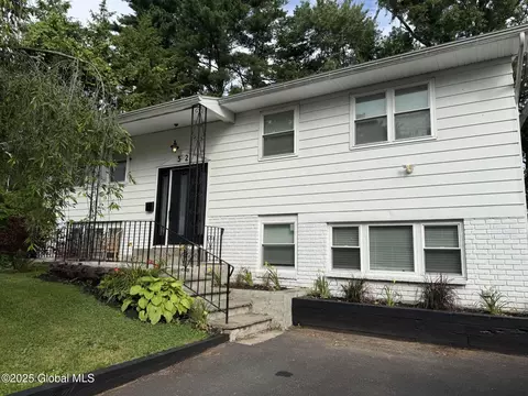 32 Winnie St, Albany, NY 12208