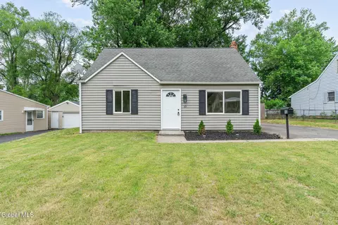 10 Perry Ave, Latham, NY 12110