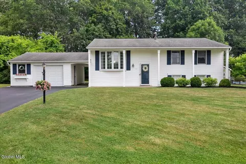 33 Comely Ln, Latham, NY 12110