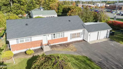 3 Longmeadow Dr, Delmar, NY 12054