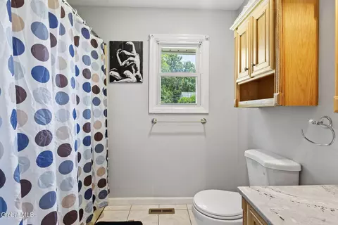 Bath - 3 Longmeadow Dr, Delmar, NY 12054 photo 2 of 4