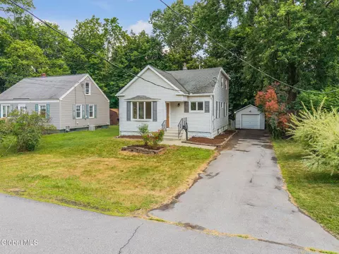 5 Surrey Rd, Glenville, NY 12302 photo 2