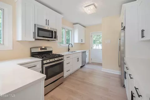 5 Surrey Rd, Glenville, NY 12302 photo 8