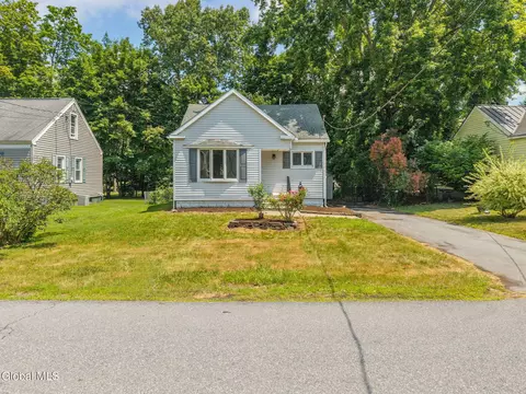 5 Surrey Rd, Glenville, NY 12302