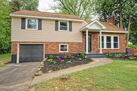 105 Charlton Rd, Ballston Lake, NY 12019