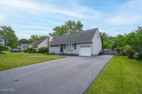 2240 Webster Dr, Niskayuna, NY 12309