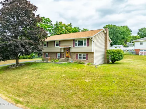 10 Tower Hts, Loudonville, NY 12211