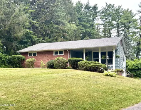 909 Ash Tree Ln, Schenectady, NY 12309