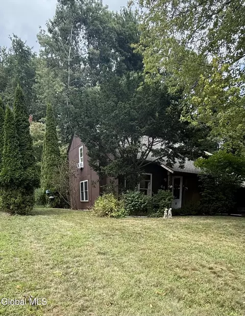 44 Thimbleberry Rd, Malta, NY 12020