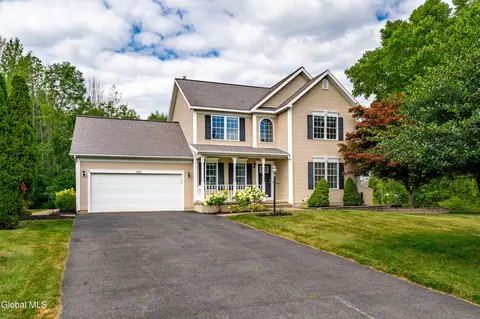 105 Sycamore Ct, Niskayuna, NY 12309