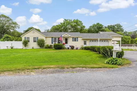 17 Park Dr, South Glens Falls, NY 12803