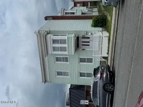 97 George St, Green Island, NY 12183