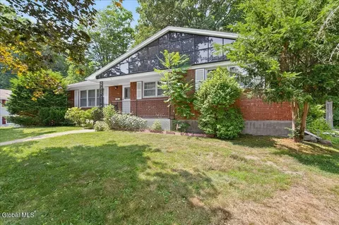 3 Roberts Ln, Saratoga Springs, NY 12866