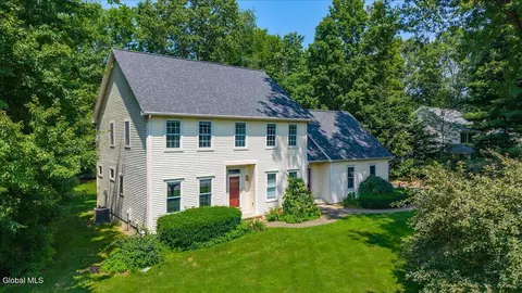 10 Sweetbriar Dr, Gansevoort, NY 12831