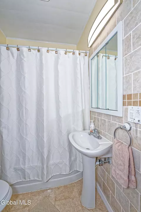 Bath - 1752 Van Cortland St, Schenectady, NY 12303 photo 1 of 1