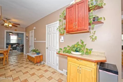 Entry Way - 1752 Van Cortland St, Schenectady, NY 12303 photo 2 of 4