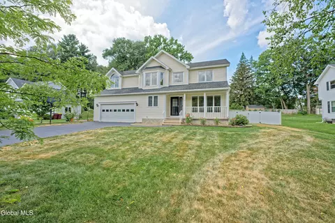33 Cindy Ln, Halfmoon, NY 12065