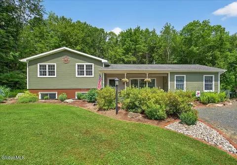 379 North Rd, Averill Park, NY 12018