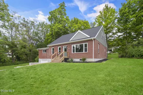 23 Cummings St, Hoosick Falls, NY 12090