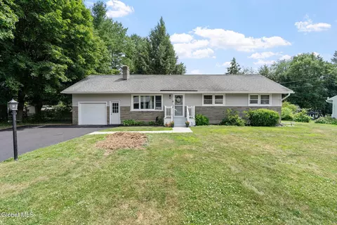 7 Edwin Dr, Ballston Lake, NY 12019