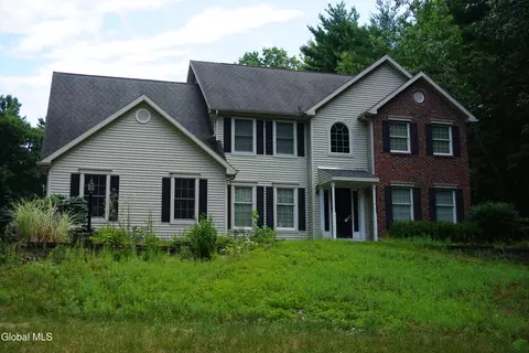 3 Stone Clover Dr, Saratoga Springs, NY 12866
